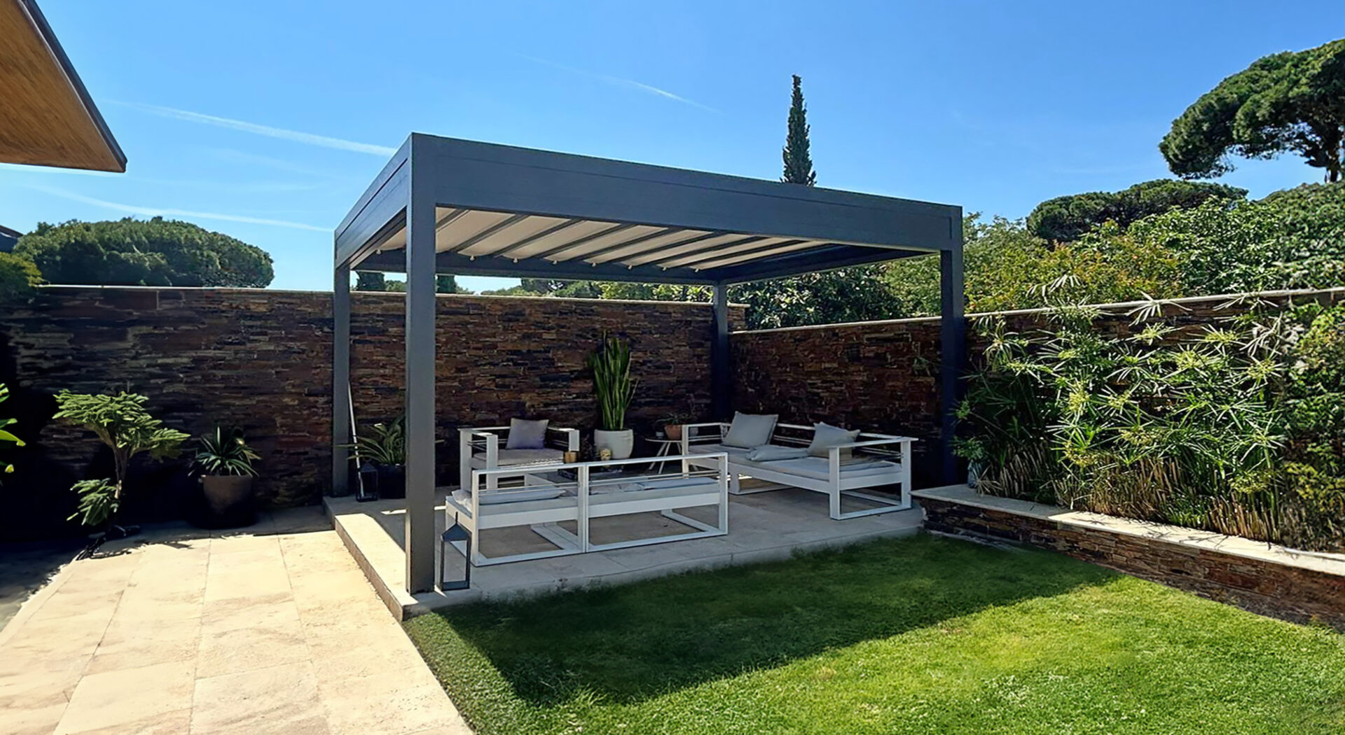 Arcadia retractable roof pergola